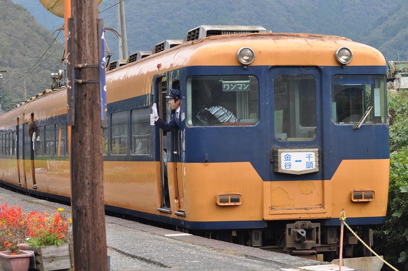 foto_20111030_1017_06.jpg - [de]Und immer schön freundlich winken.[en]Always open for a friendly wave to the passing passengers.