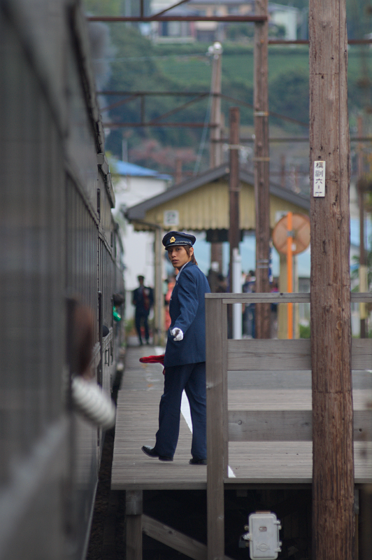 foto_20111030_1028_02.png - [de]Der Schaffner sorgt für eine zügige Abfertigung des Zuges.[en]The conductor is looking to get the train ready for departure again quickly.