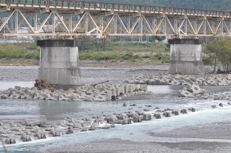 foto_20111030_1030_01.jpg - [de]Und alle Brücken sind auch im Flusbett gut befestigt.[en]Everything is properly constructed here around the bridges, even the reinforcements in the river bed.