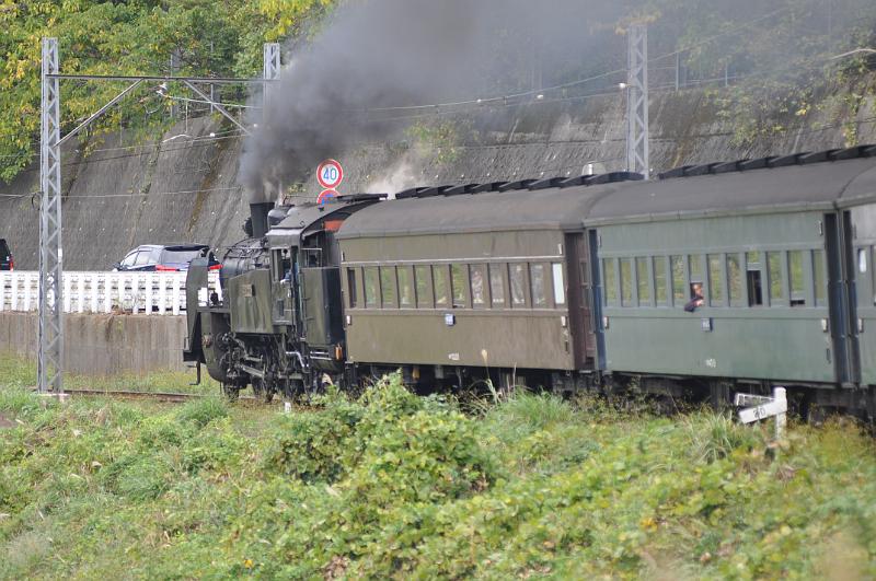 foto_20111030_1041_04.jpg - [de]Zwischendurch geht es mal wieder an der Straße entlang.[en]Riding along the street for a change.