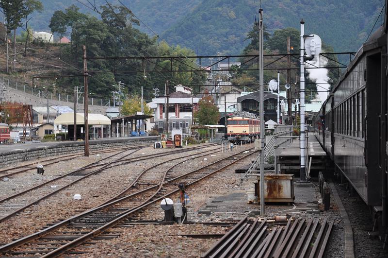 foto_20111030_1109_02.jpg - [de]Einfahrt nach Senzu.[en]Entering Senzu station.