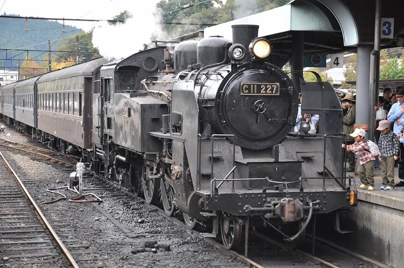 foto_20111030_1114_05.jpg - [de]Noch einmal einen kurzen Blick auf unsere Damplok von heute.[en]A last view on this morning's steam train.