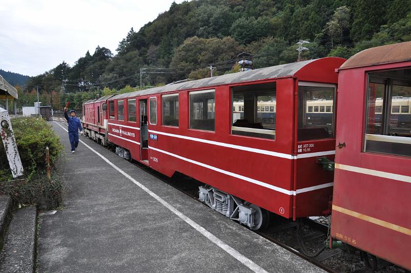 foto_20111030_1126_01.jpg - [de]Und mit diesem kleinen roten Züglein geht es dann gleich weiter.[en]And this nice little red train will take me to my next destination.
