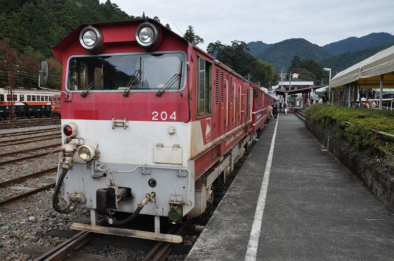 foto_20111030_1127_02.jpg - [de]Die Diesellok hat etwas von Grubenlok.[en]This diesel engine somewhat looks like a mine engine.