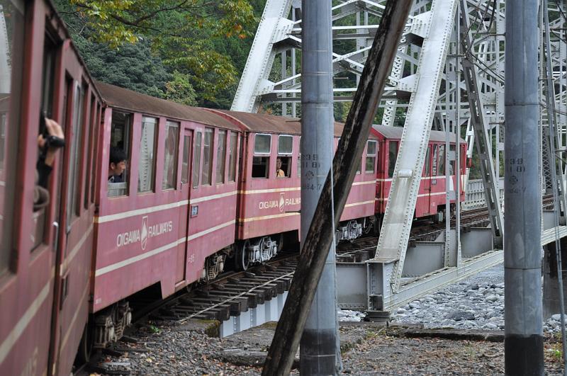 foto_20111030_1151_03.jpg - [de]Bergauf geschoben geht es auf eine der vielen Brücken.[en]Being pushed up the mountain we're crossing one of the many bridges.
