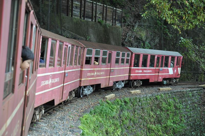 foto_20111030_1158_01.jpg - [de]Da ist auch wieder mein junger Eisenbahnfreund von vorher.[en]There's my young train fan again.
