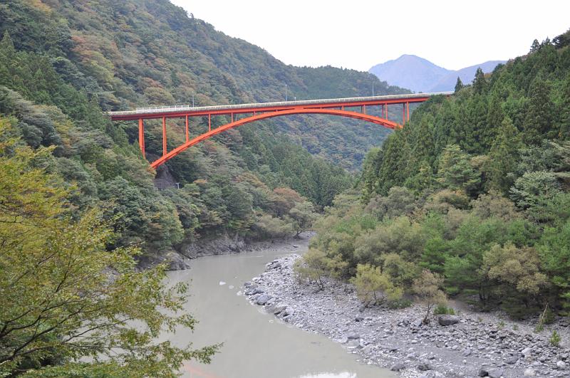 foto_20111030_1212_02.jpg - [de]Die orangene Brücke bietet einen hübschen Kontrast.[en]The orange bridge provides a nice contrast to the nature.