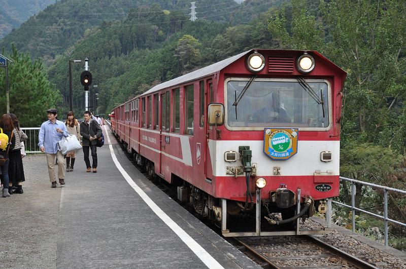foto_20111030_1242_02.jpg - [de]So sieht der Bahnhof ja recht normal aus.[en]This way the station looks pretty normal.