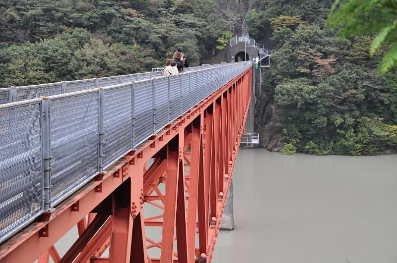 foto_20111030_1244_03.jpg - [de]Eine hübsche Brücke verbindet den Bahnhof mit dem östlichen Ufer.[en]A scenic bridge connects the station with the eastern shore.