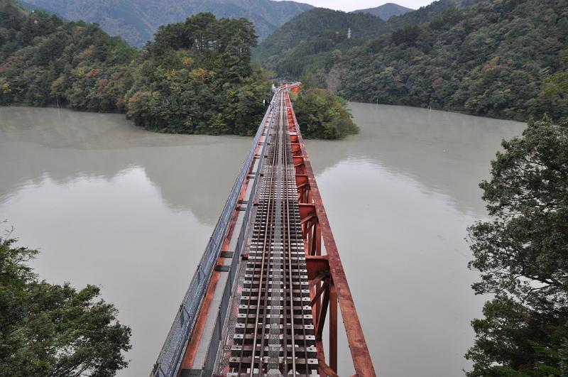 foto_20111030_1248_01.jpg - [de]Von oberhalb des Tunnelportals hat man einen schönen Blick auf die Brücke und den Bahnhof.[en]From above the tunnel entrance you have a nice view of the bridge and station.