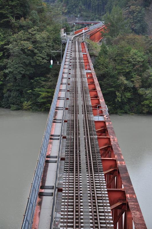 foto_20111030_1309_02.jpg - [de]Noch einmal die östliche Brücke von Oben.[en]The eastern bridge as seen from above.
