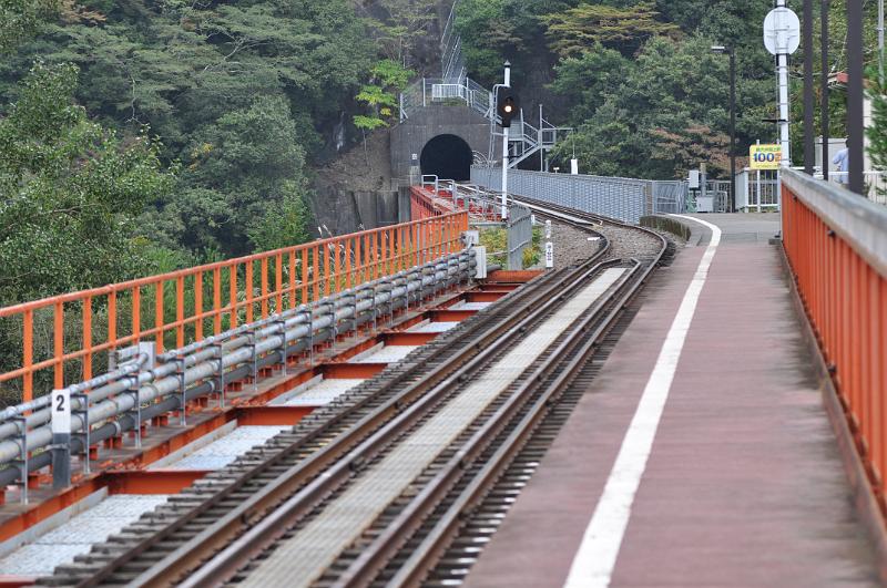 foto_20111030_1323_01.jpg - [de]Der Bahnhof von der westlichen Brücke aus gesehen.[en]Station view from the western bridge.