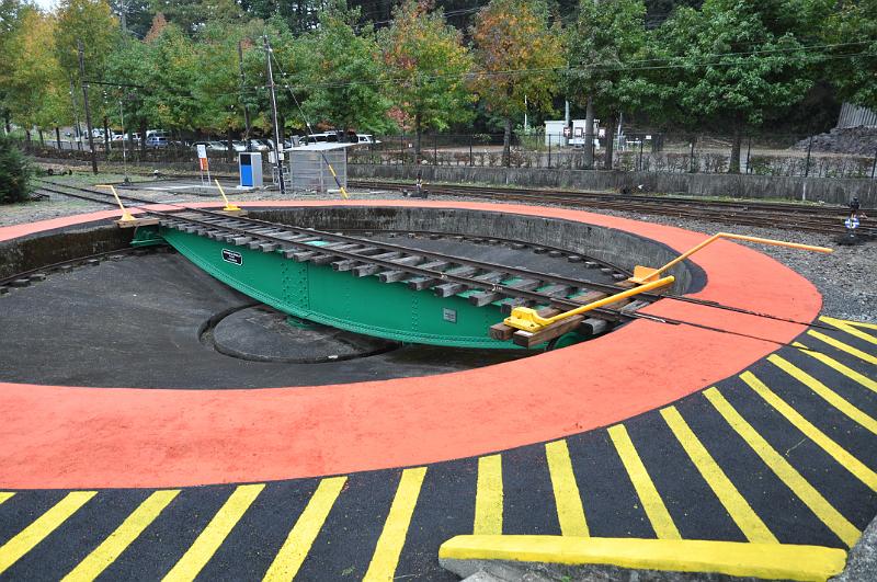 foto_20111030_1435_01.jpg - [de]Die Drehscheibe in Senzu ist eine manuelle Ausführung.[en]The turntable in Senzu is turned manually.