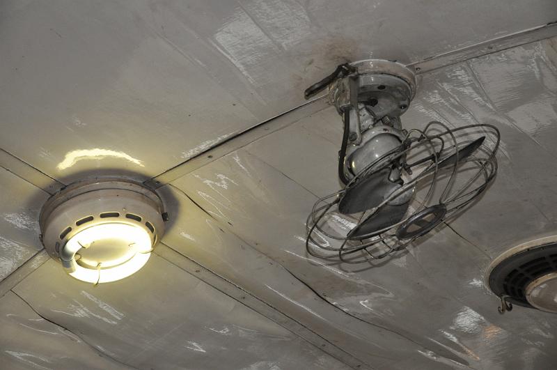 foto_20111030_1449_01.jpg - [de]Energiesparlampen und Klimaanlage gibt es auch schon.[en]They even feature energy saving lamps and air conditioning.