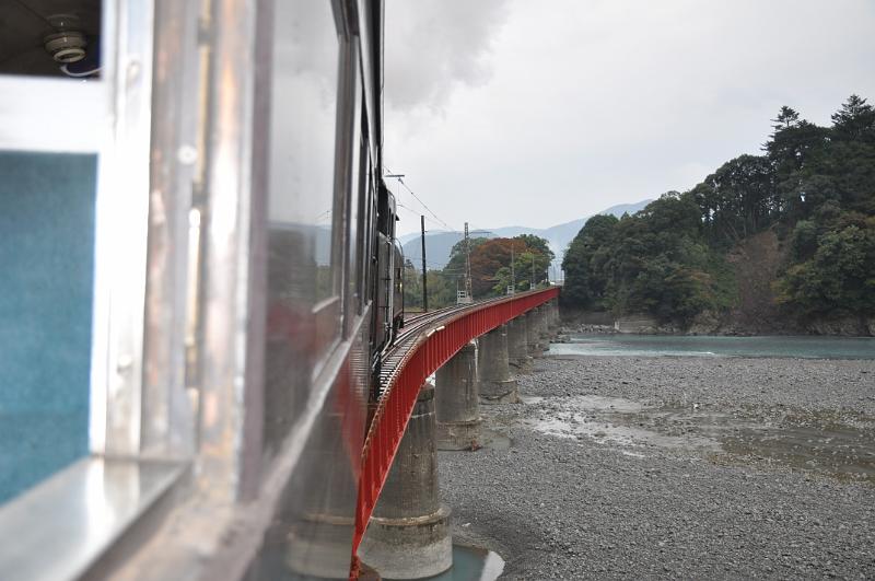 foto_20111030_1530_01.jpg - [de]Ein der letzten Brücken vor der Ankunft in Shin-Kanaya.[en]Crossing one of the last bridges before arriving at Shin-Kanaya.