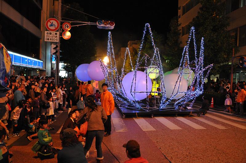 foto_20111101_1822_03.jpg - [de]Hell erleuchtet geht der Wagen und die Luftballons gleich auf die Reise.[en]The car and balloons are already brightly illuminated for the parade.