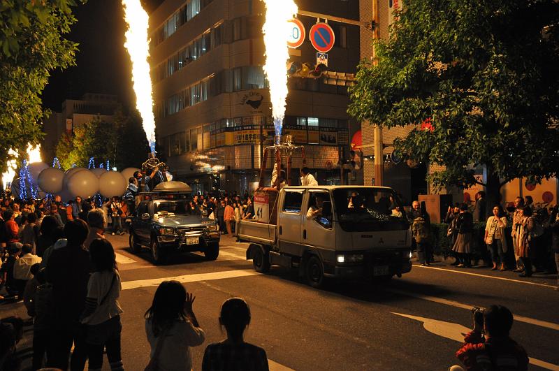 foto_20111101_1832_02.jpg - [de]Und dann geht es los, voraus fahren ein paar Ballone mit ihren Brennern.[en]And then the parade starts with some balloon burners at the head of the convoy.