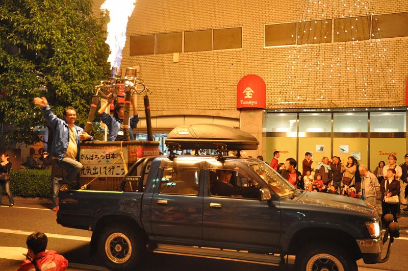 foto_20111101_1834_01.jpg - [de]Die Teilnehmer haben bei der Parade großen Spaß.[en]The participants have great fun during the parade.