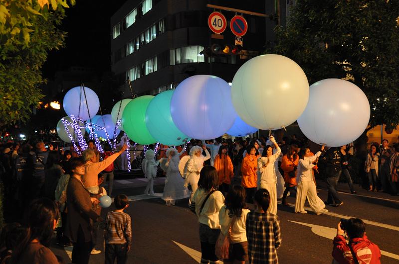 foto_20111101_1834_03.jpg - [de]Dann kommen die Engel mit den leuchtenden Ballonen.[en]Then the angels follow with their lighted balloons.