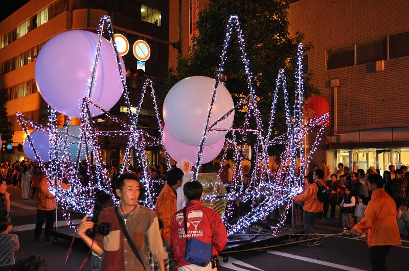 foto_20111101_1834_11.jpg - [de]Der Wagen wechselt ständig die Beleuchtung.[en]The car changes its color all the time.