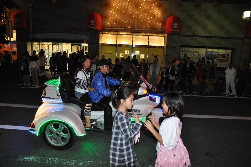 foto_20111101_1839_01.jpg - [de]Dann folgen ein paar lichttechnisch aufgemotzte (Polizei-)Motorräder.[en]Then some nicely lit (police) motorbikes follow the crowd.