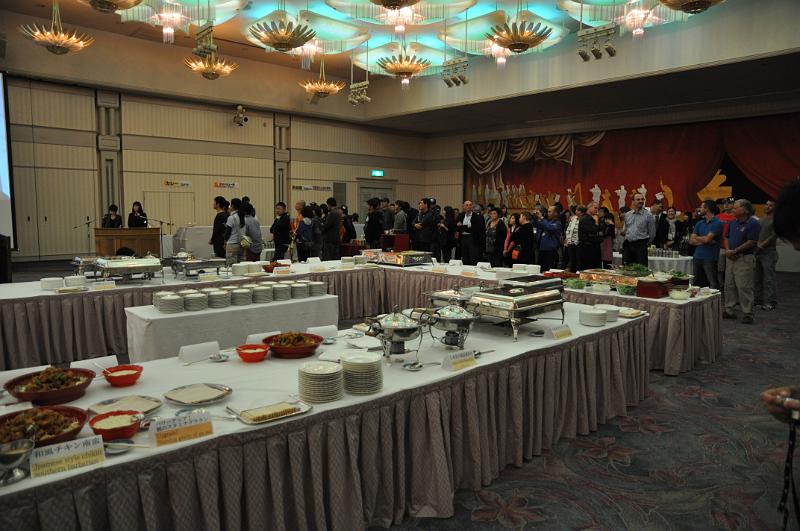 foto_20111102_1941_01.jpg - [de]Und ausreichend viel Essen wartet auf die Teilnehmer.[en]And lots of food is already waiting for all the participants.