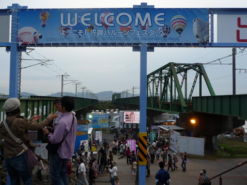 foto_20111103_0706_01.jpg - [de]Eingang zum Balloon Fiesta Park vom speziell eingerichteten Bahnhof.[en]Entrance to the Balloon Fiesta Park from the specially opened train station.