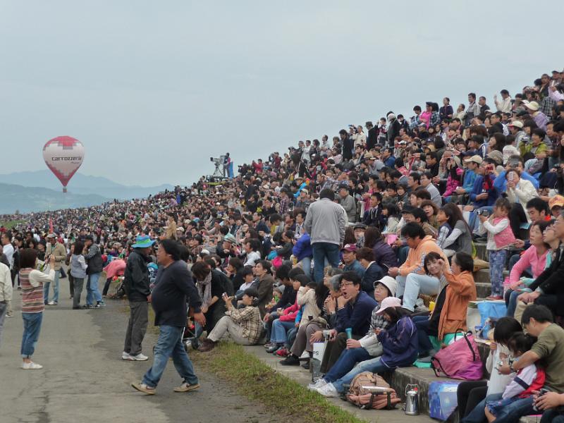 foto_20111103_0739_03.jpg - [de]Die Tribüne ist voll besetzt.[en]The tribune is fully populated.