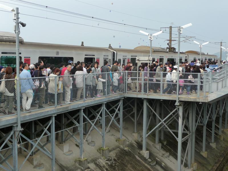foto_20111103_0758_01.jpg - [de]Die ersten Massen drängen in den Zug.[en]The first crowd of people now tries to get on the train.