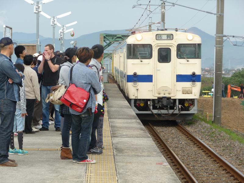 foto_20111103_0759_01.jpg - [de]Aber auch bei dieser Menge bleibt jeder anständig hinter der gelben Linie stehen.[en]Even with this large crowd, everyone stays behind the yellow line.