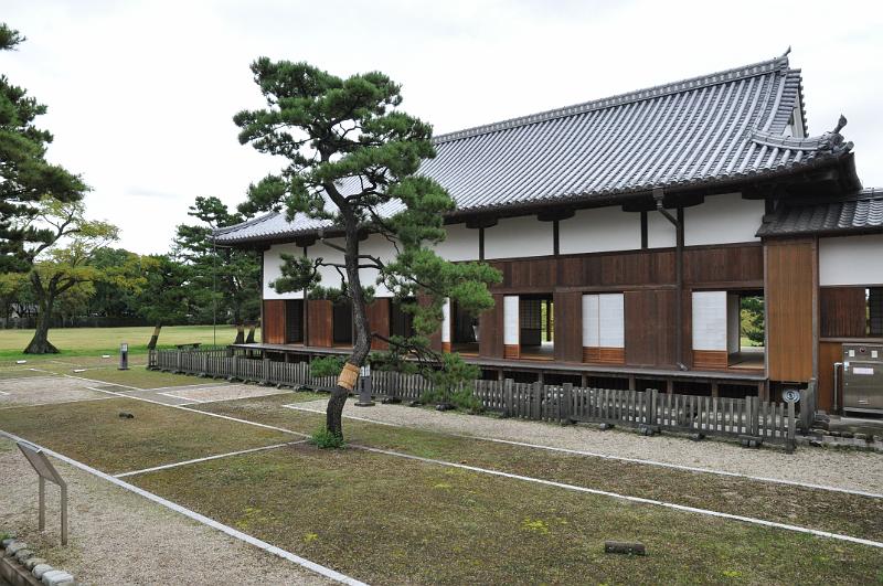 foto_20111106_1142_01.jpg - [de]An diesem Gebäude sind noch einige Originalteile verbaut.[en]This building has reused some original pieces when it was rebuilt.