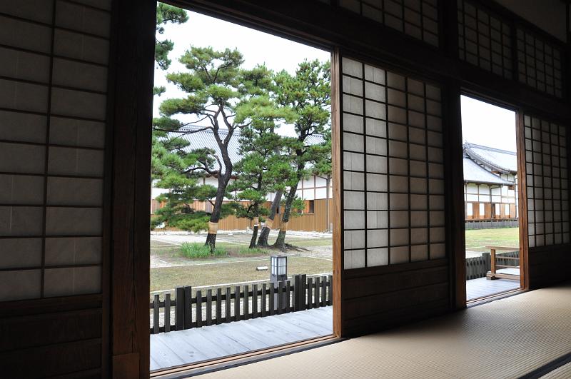 foto_20111106_1146_02.jpg - [de]Mir gefällt die Ästhetik von "innen schlicht - außen Natur" einfach immer wieder.[en]The combination of "simple interior and nice nature outside" always appeals to me.