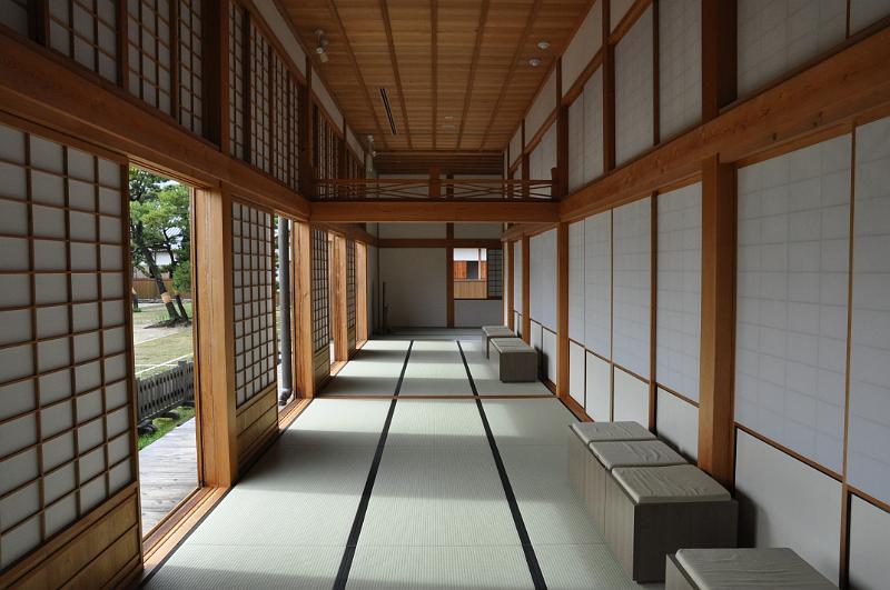 foto_20111106_1155_01.jpg - [de]Streng geometrische Anordnungen, das ist einfach beeindruckend.[en]Purely geometric lines dominate these interiors.