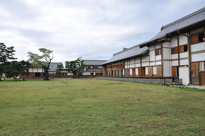 foto_20111106_1216_01.jpg - [de]Eigentlich war ein großer Teil dieses Platzes auch überbaut.[en]Originally a major part of this place was built up as well.