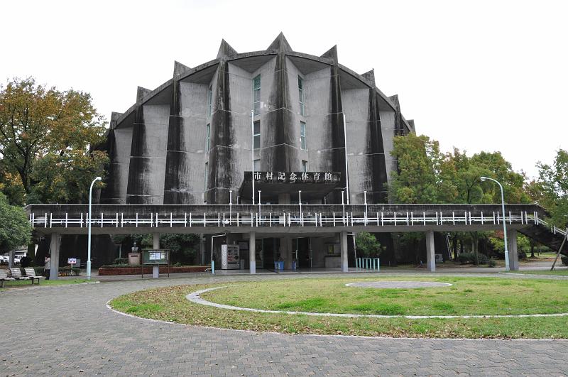 foto_20111106_1235_01.jpg - [de]Diese Beton-Bausünde ist eine Sporthalle.[en]This major concrete construction sin houses a sports place.