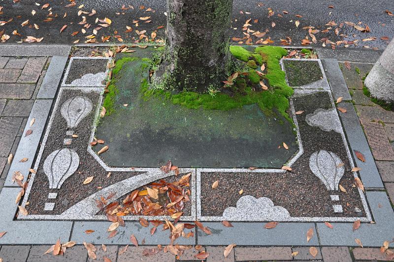 foto_20111106_1304_01.jpg - [de]Und auch auf den Gehwegen sieht man die Verbundenheit der Stadt mit den Ballonen.[en]You can see Saga's strong relationship to balloons even on the walkways.