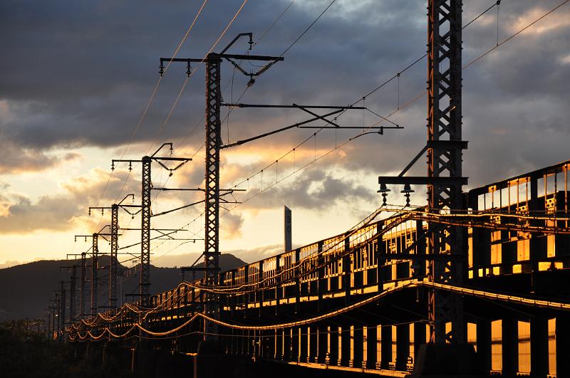 foto_20111106_1709_01.jpg - [de]Dafür taucht die untergehende Sonne selbst so etwas banales wie eine Eisenbahnbrücke in eine besondere Stimmung.[en]The setting sun lights up the railway bridge in a very special light.