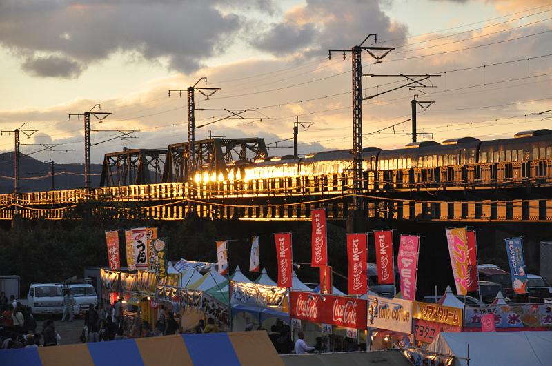 foto_20111106_1710_01.jpg - [de]Und im Zug spiegelt sich die Sonne sogar noch intensiver.[en]The train reflects the sun even more magically.