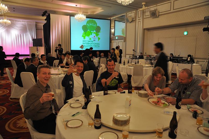 foto_20111107_1221_02.jpg - [de]"Kampai" am Observertisch während der Siegerehrung.[en]"Kampai" at the observer's table during the awards ceremony.