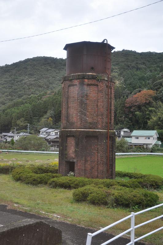 foto_20111105_1518_01.jpg - [de]Ein ziemlich alter Wasserturm entlang der Strecke.[en]A very old water tower along the tracks.