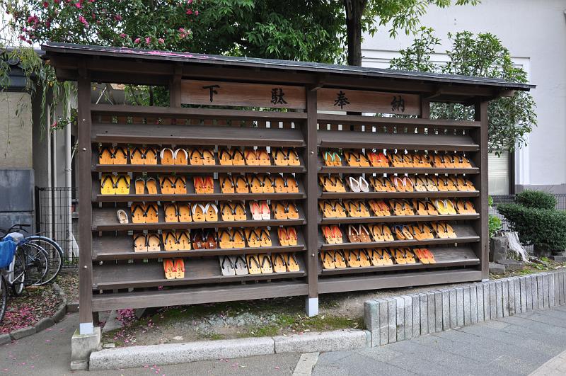 foto_20111108_1250_01.jpg - [de]Das zweite Standbein von Kinosaki: Geta Schuhe, die üblicherweise zum Onsenhopping verwendet werden.[en]The second main attraction of Kinosaki is indicated by the geta sandals which are usually used for onsen hopping.