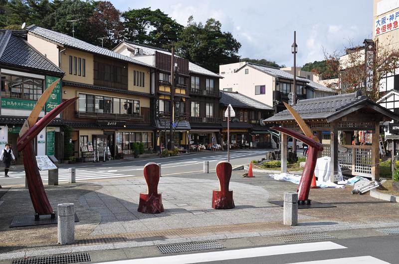 foto_20111108_1253_01.jpg - [de]Stilisierte Krabbenscheren direkt vor dem Bahnhof.[en]Those crab claws are right in front of the station.
