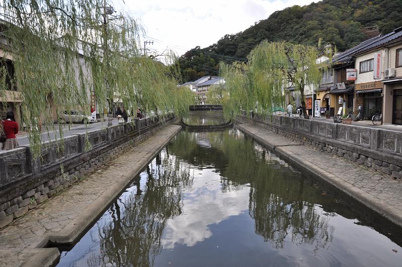 foto_20111108_1302_01.jpg - [de]Ein schöner Kanal durchzieht den Ort.[en]A nice canal stretches through the town.