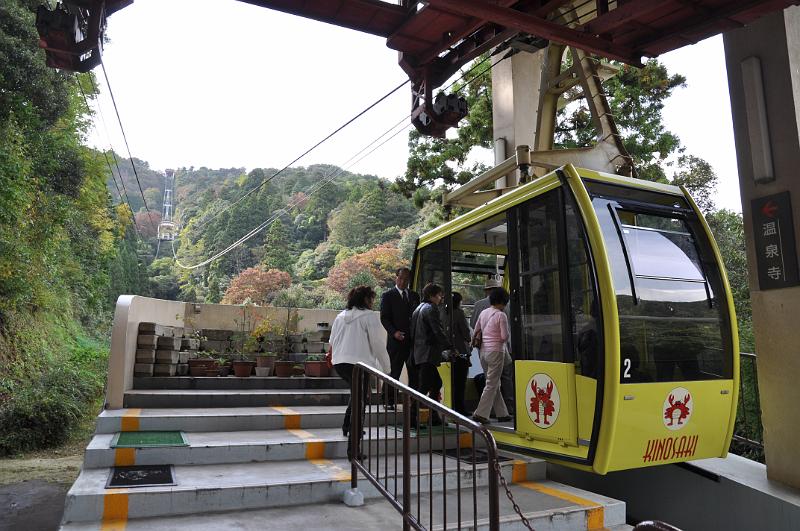foto_20111108_1328_01.jpg - [de]Mit der Seilbahn geht es hinauf zum Onsen-Ji Tempel und zur schönen Aussicht.[en]The ropeway takes you up to the Onsen-Ji temple and to a nice view.