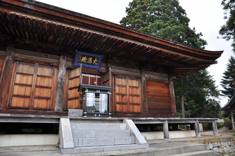 foto_20111108_1415_01.jpg - [de]Der Onsen-Ji Tempel bei der Mittelstation der Seilbahn.[en]The Onsen-Ji temple is right in front of the middle station of the ropeway.