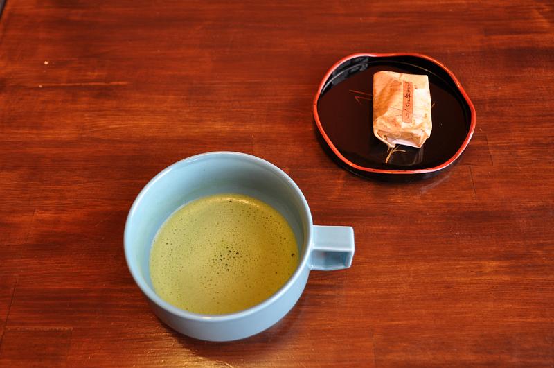 foto_20111108_1506_01.jpg - [de]Zur Begrüßung im Ryokan gibt es erst einmal Matcha Tee mit einer süßen Leckerei.[en]A nice welcome greeting at the Ryokan in form of a match tea with sweets.