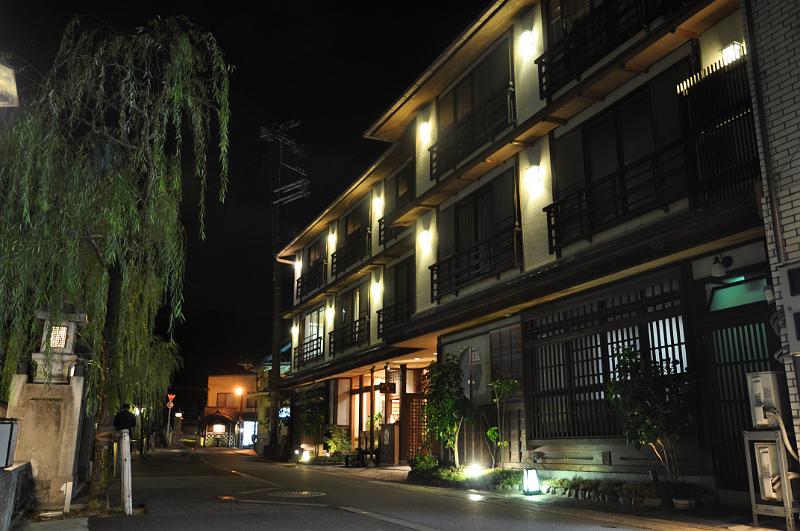 foto_20111108_2100_02.jpg - [de]Ein etwas größeres Ryokan mit hübscher Front.[en]A larger ryokan with a nice facade.