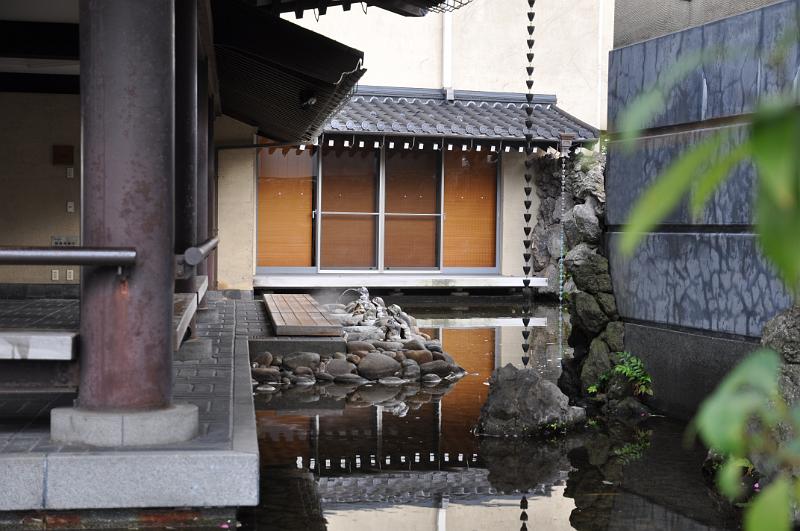 foto_20111109_0950_01.jpg - [de]Direkt neben dem Bahnhof liegt der Sato-no-yu Onsen mit öffentlichem Fußbad.[en]The Sato-no-yu onsen next to the station has a public foot bath.