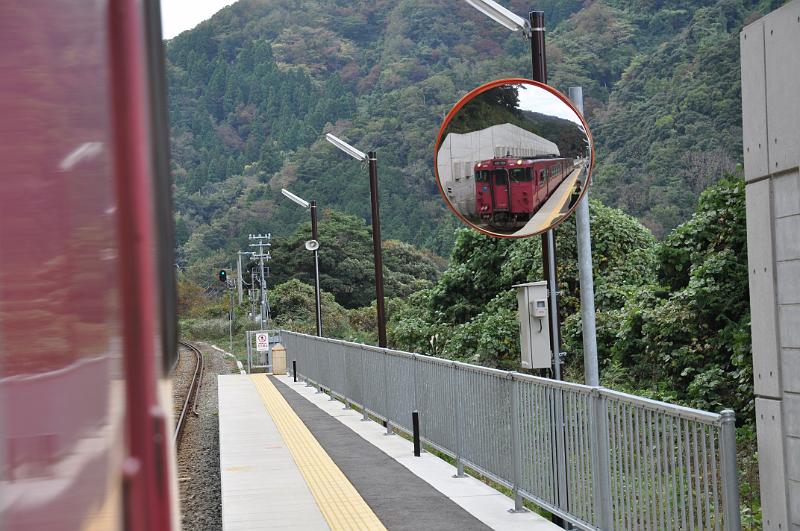 foto_20111109_1055_01.jpg - [de]Hier gibt es keine Schaffner mehr an den Bahnhöfen, hier macht der Lokführer alles selbst.[en]There is no more station staff here, the driver is responsible for everything.