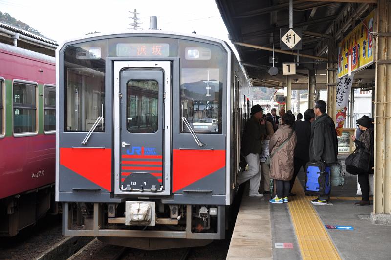 foto_20111109_1155_02.jpg - [de]Und dann geht es mit dem nächsten Zug weiter.[en]This train will finally take me to Tottori.